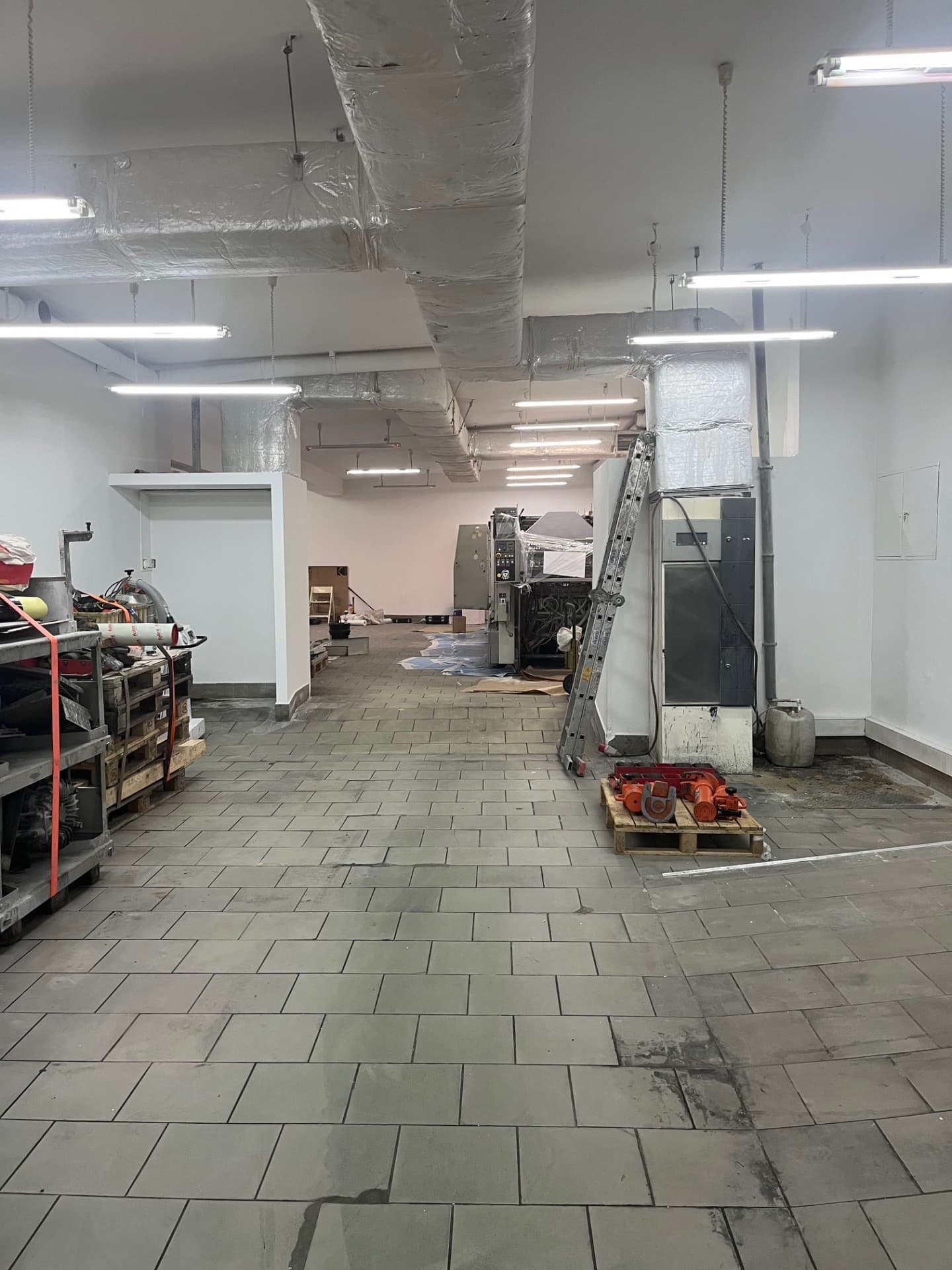 wynajmę samodzielny lokal 600m2 w bdb.lokalizacji rózne działalności - 4/6